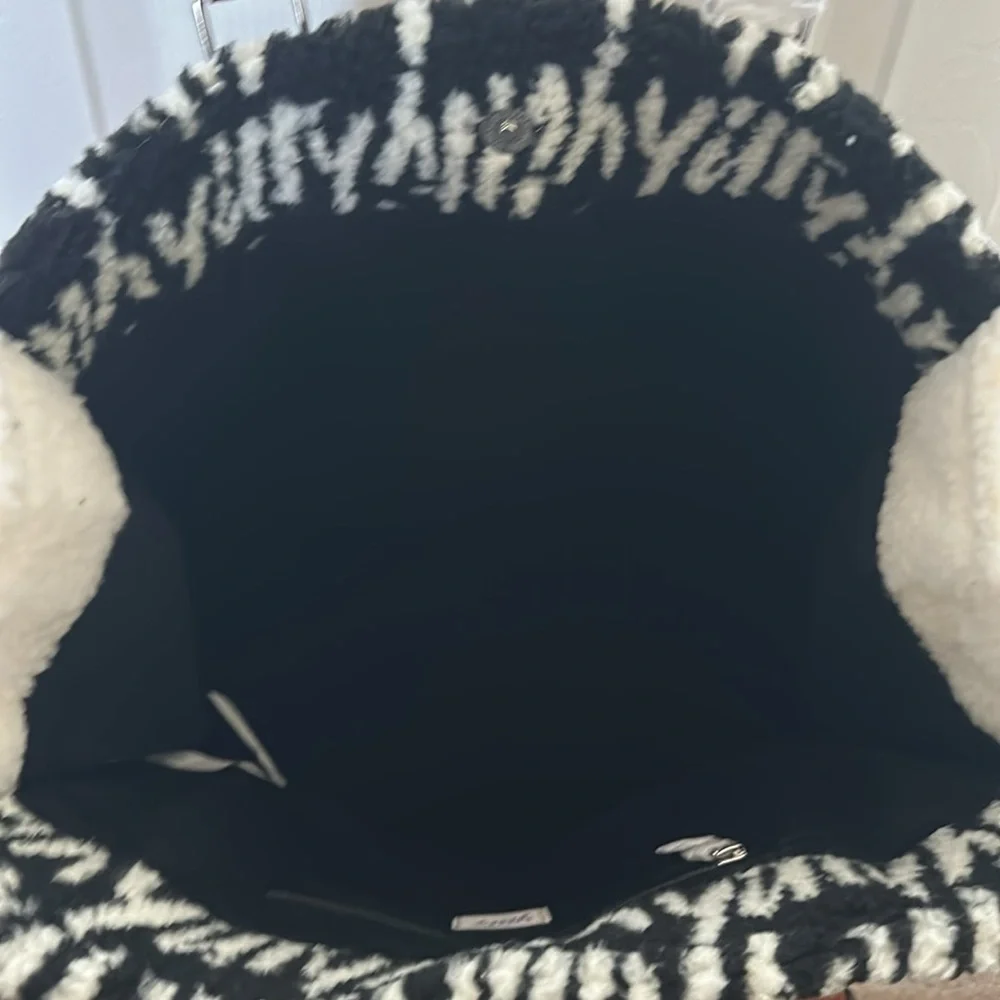 Yitty Major Label plush tote NWT black and white w/brown patent leather handles - Picture 3 of 6